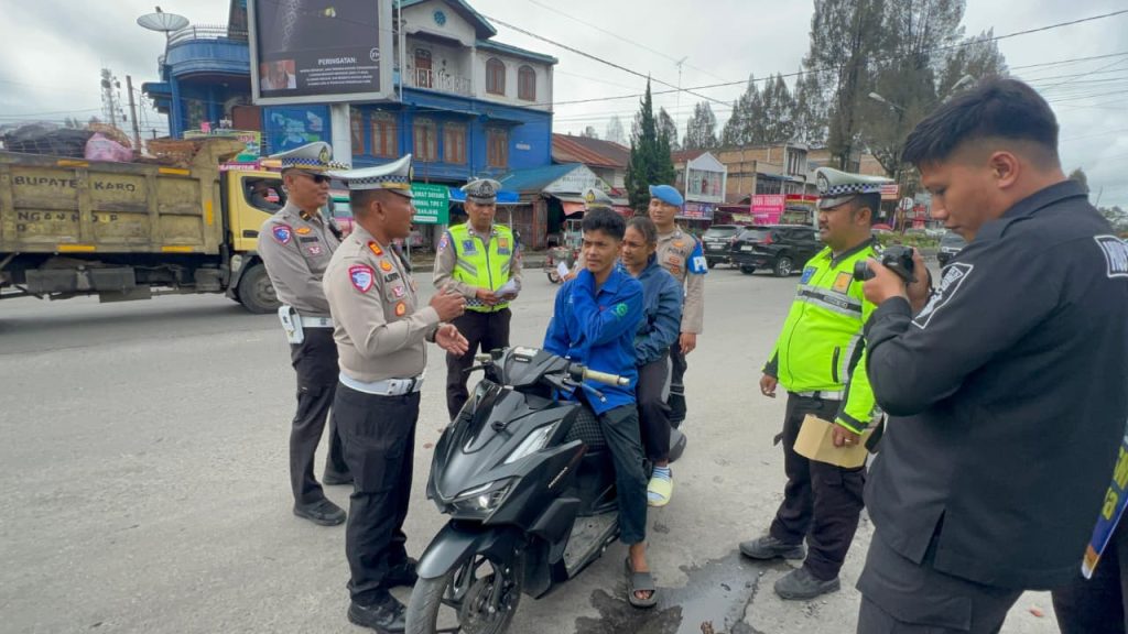 :Kasat Lantas Polres Tanah Karo Pimpin Sosialisasi Operasi Zebra Toba 2025 di Terminal Kabanjahe